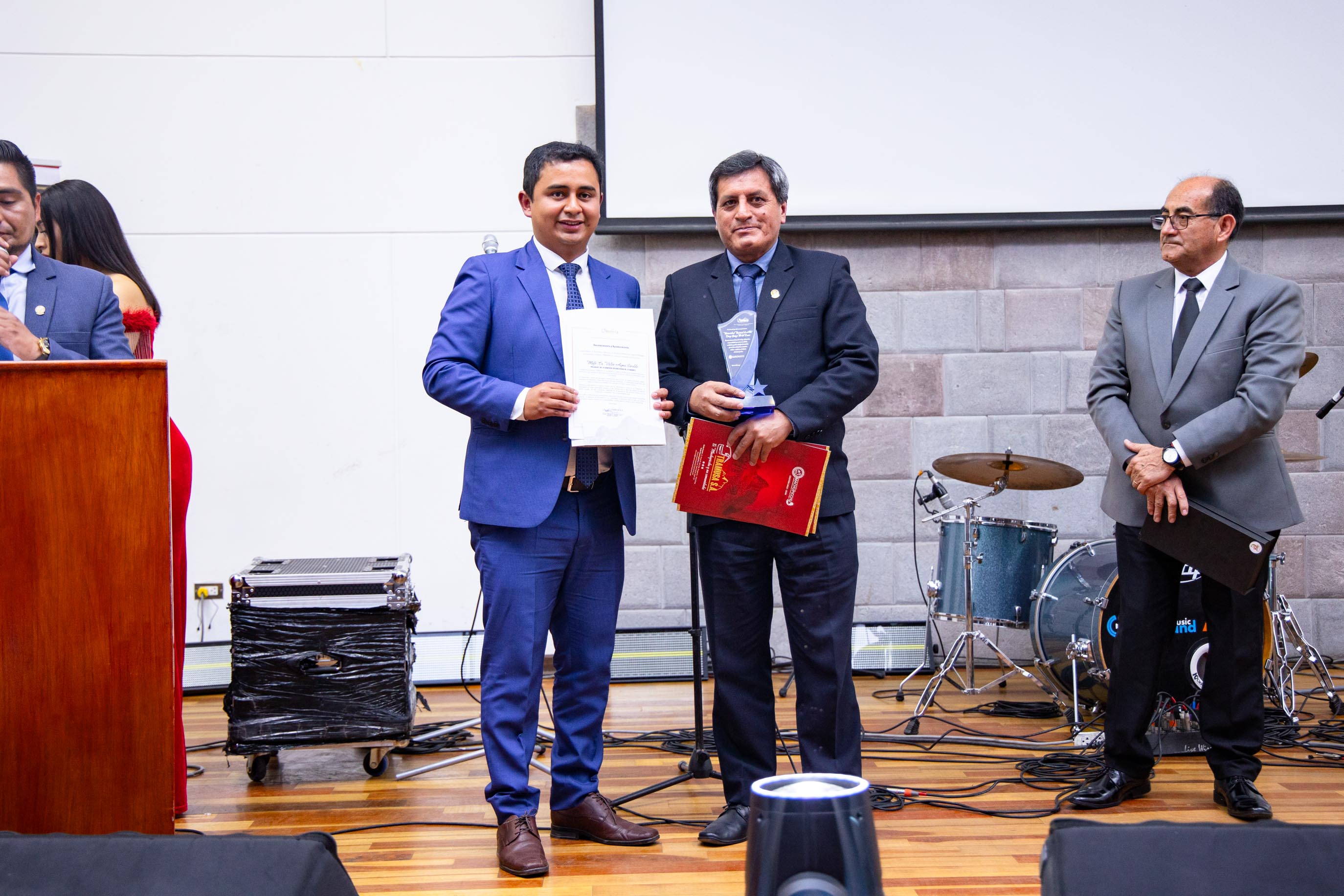 Representantes de ambas instituciones posan para las fotos