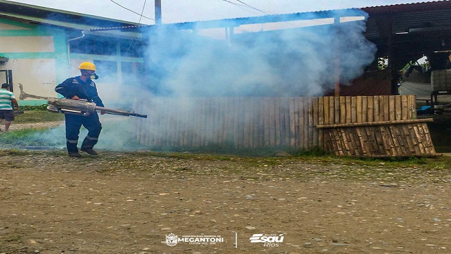 Inici贸 campa帽a de nebulizaci贸n para frenar el dengue en la capital del distrito, Camisea.