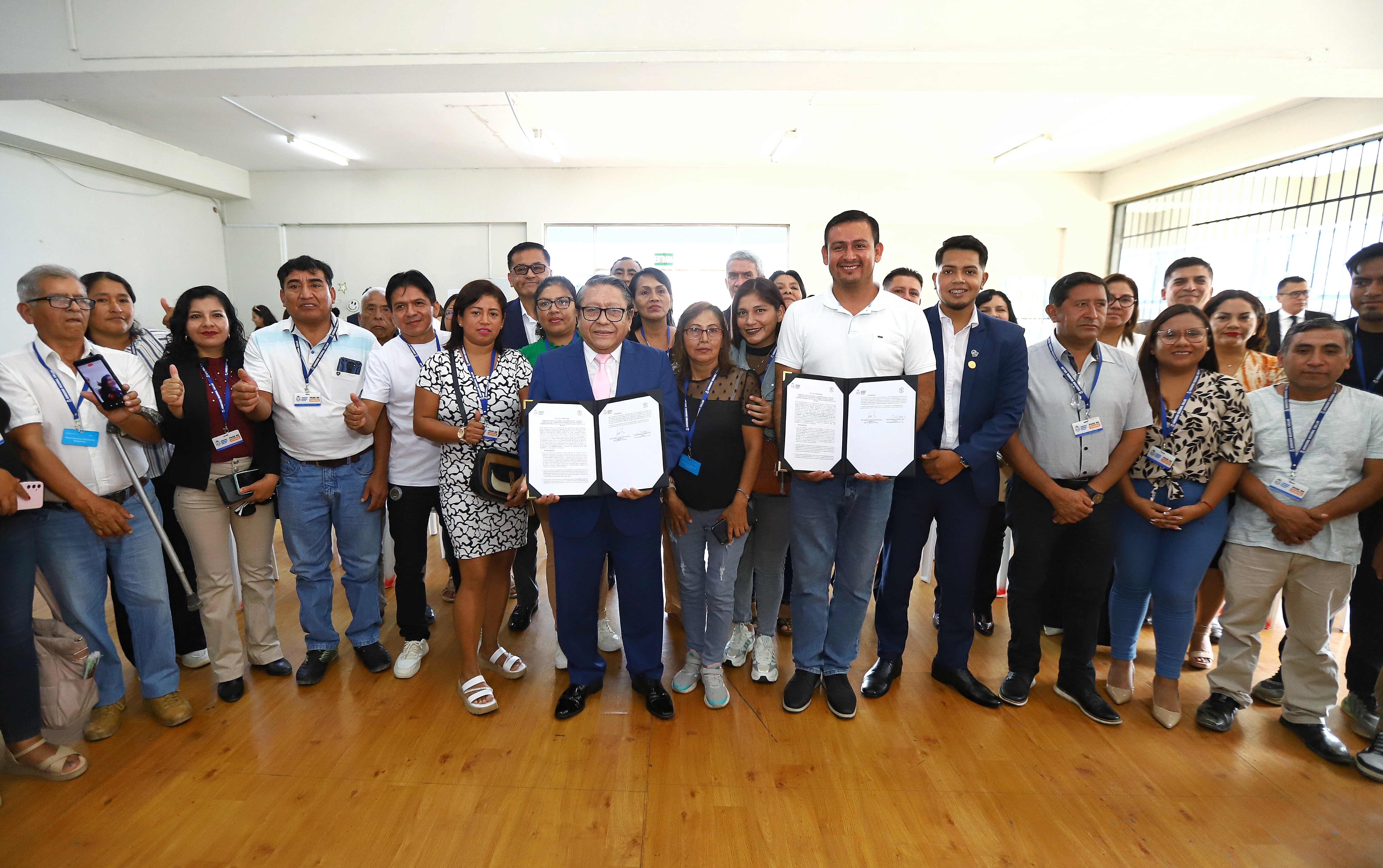 Más de 6,000 familias de 14 AA.HH. de Mi Perú beneficiadas con titulación de lotes y plan de saneamiento