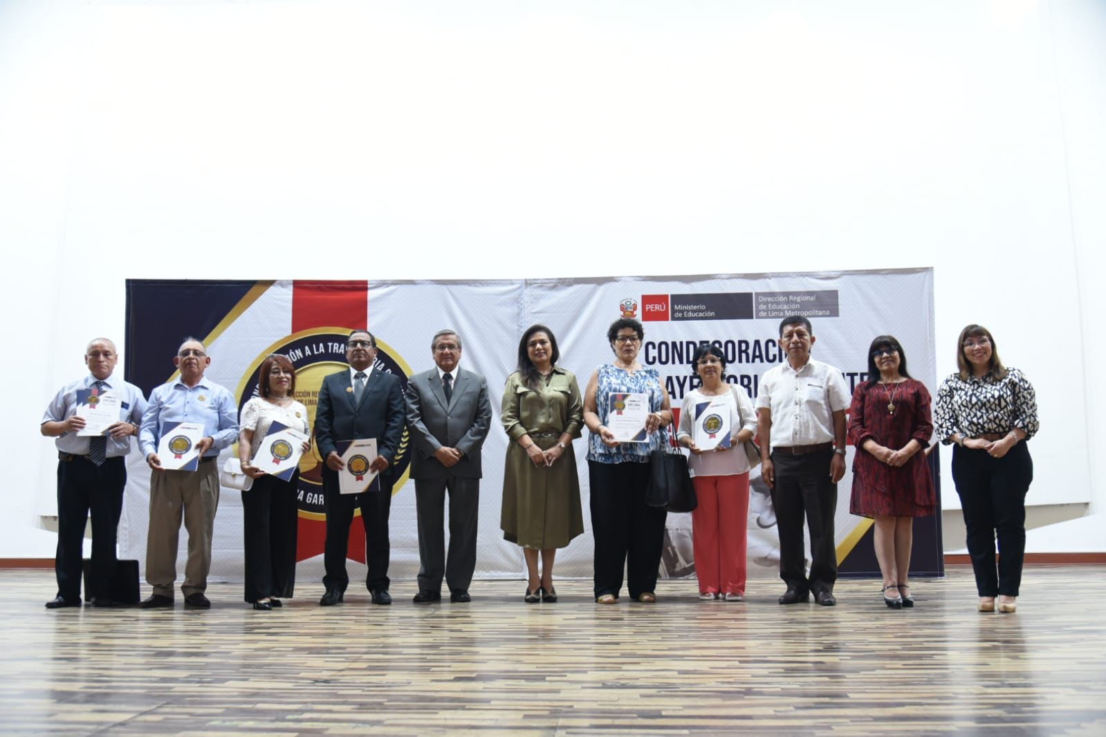 DRELM reconoce a docentes cesantes