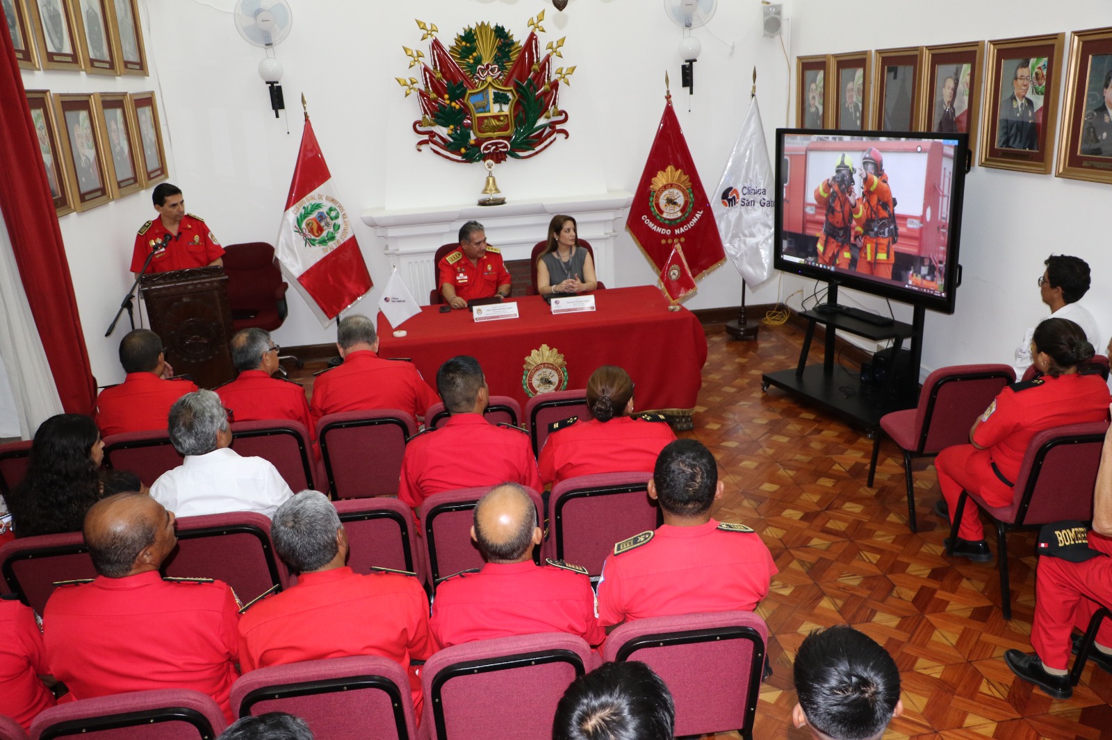 con el propósito de brindar servicios médicos especializados en beneficio de los bomberos voluntarios y sus familias.