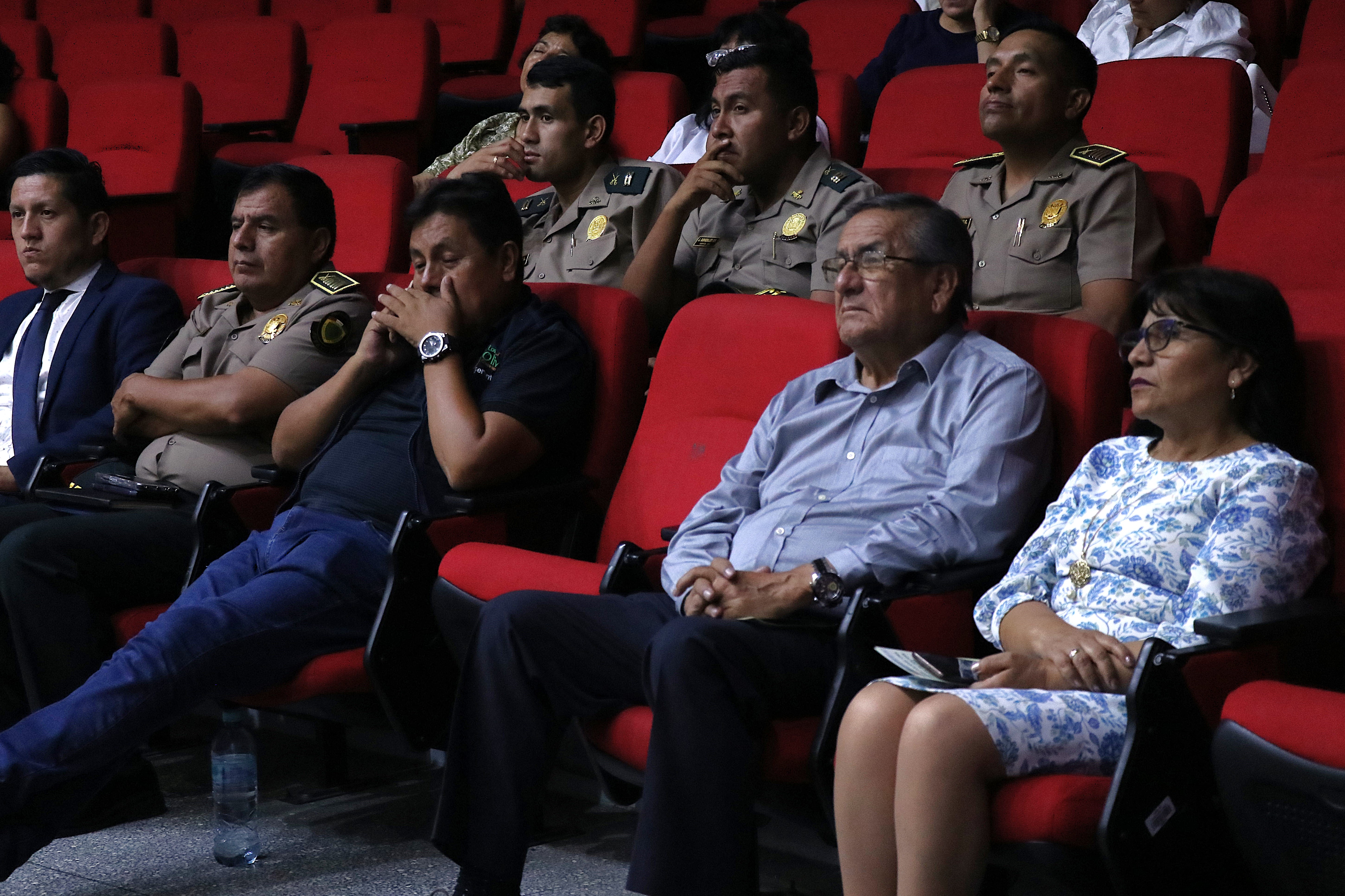 AUTORIDADES ATENTOS A EXPOSICIONES