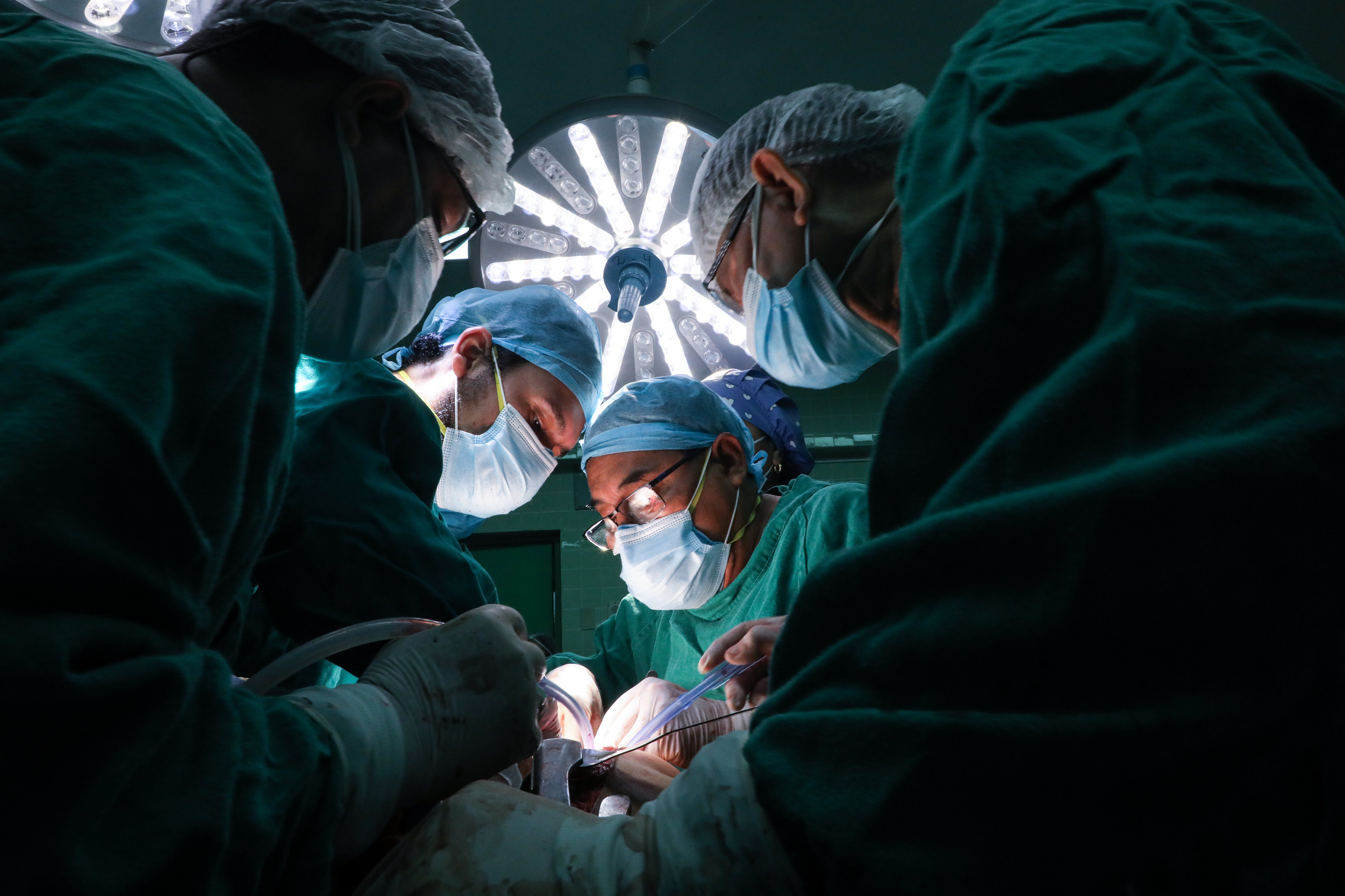 Médicos de EsSalud Lambayeque salvan vidas con innovadora técnica contra aneurismas abdominales