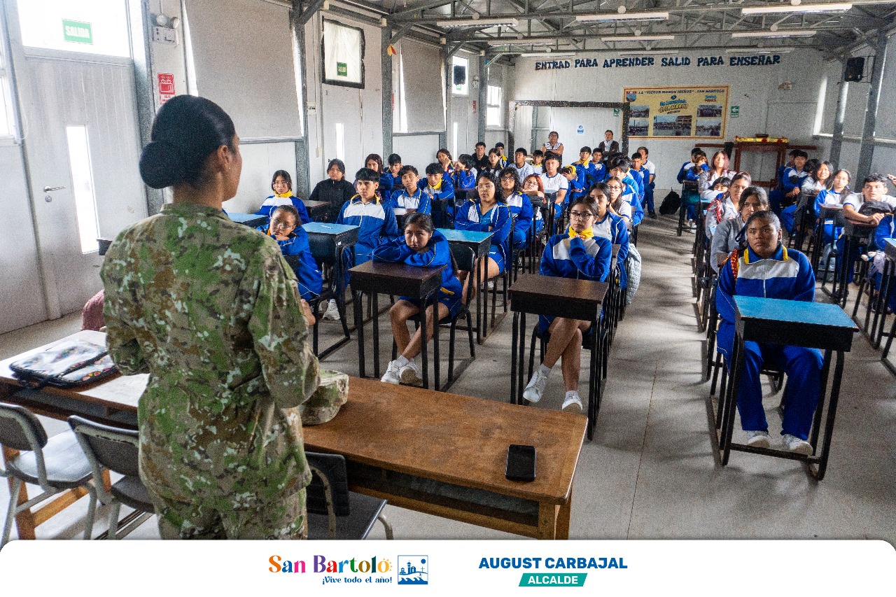 Estudiantes de la I.E. Víctor Morón Muñoz recibieron orientación sobre oportunidades profesionales y servicio al país.