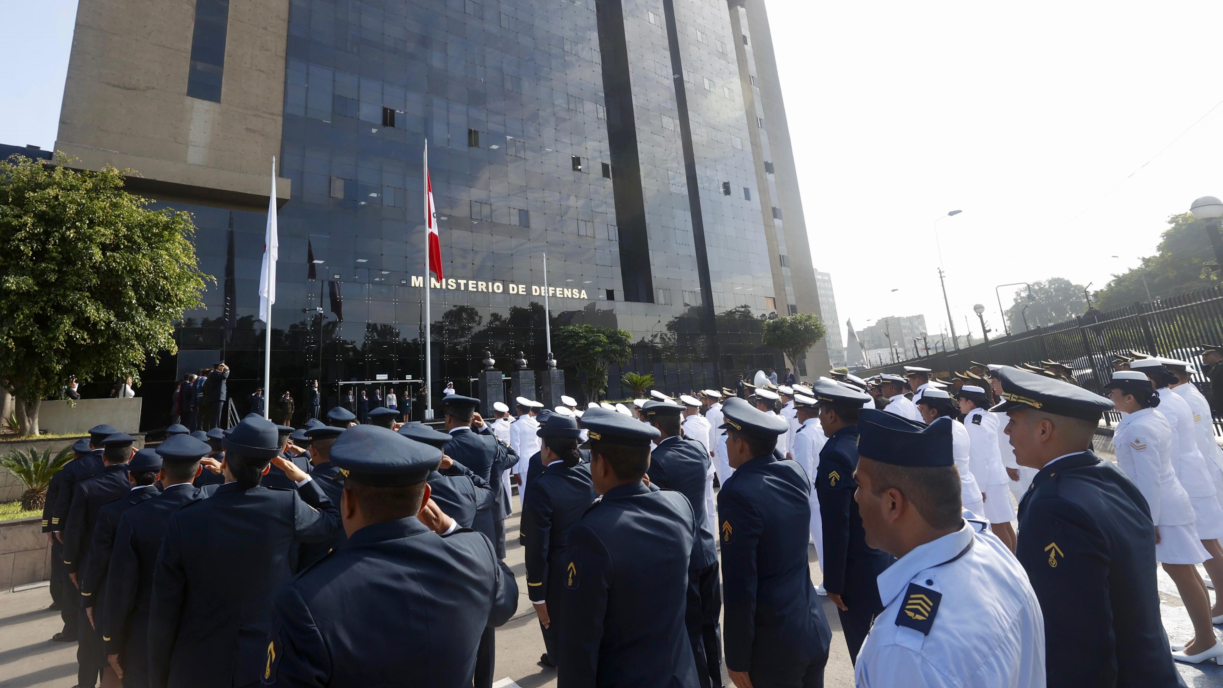 Ministerio de Defensa conmemora su 38. ° Aniversario con ceremonia de Izamiento del Pabellón Nacional