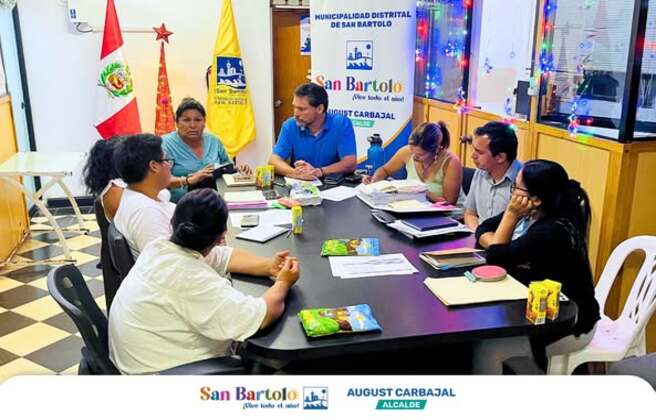 El alcalde August Carbajal y el concejo municipal se reunieron con los comités del Programa Vaso de Leche para optimizar su distribución.