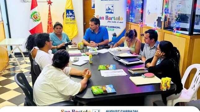 El alcalde August Carbajal y el concejo municipal se reunieron con los comités del Programa Vaso de Leche para optimizar su distribución.