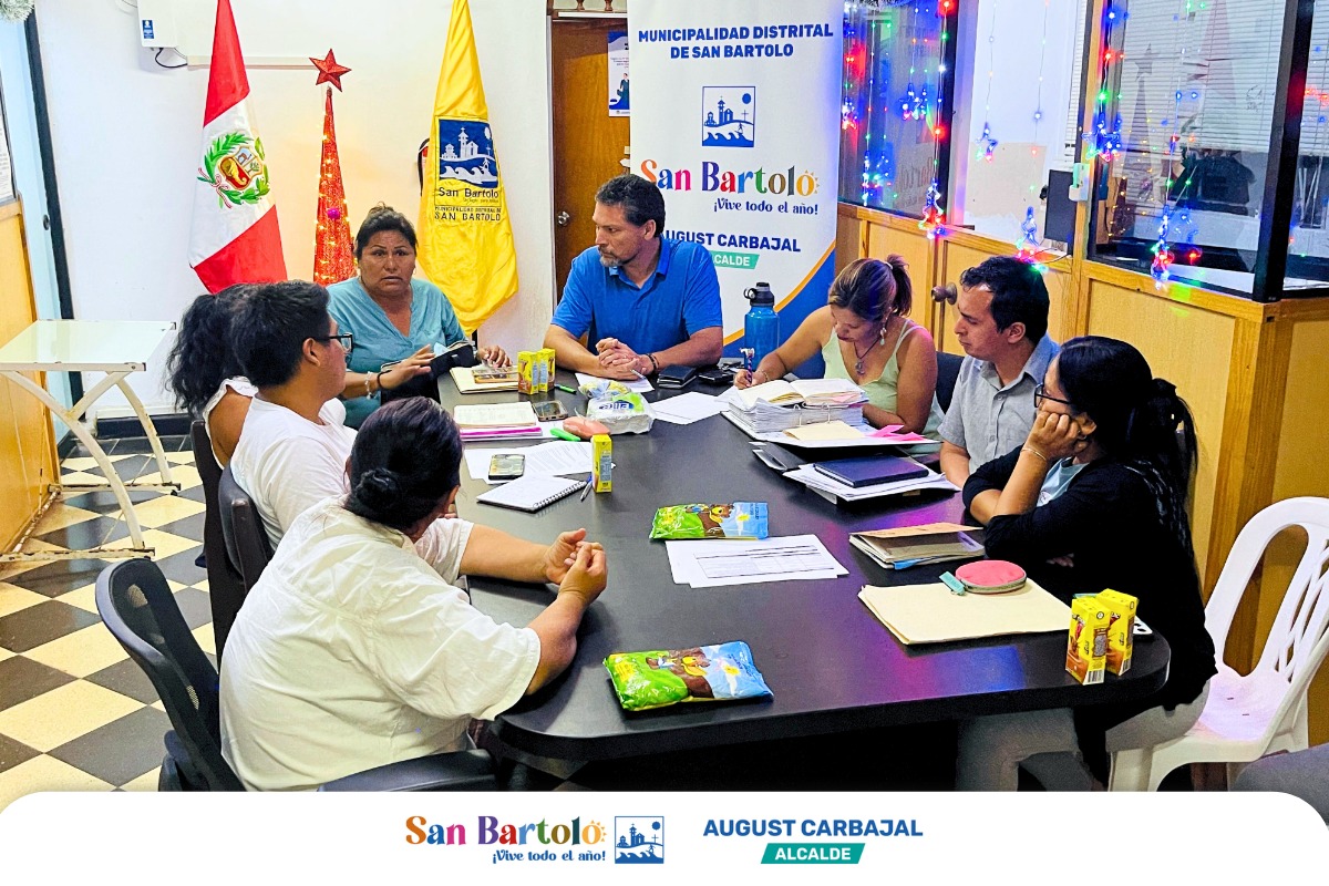 El alcalde August Carbajal y el concejo municipal se reunieron con los comités del Programa Vaso de Leche para optimizar su distribución.