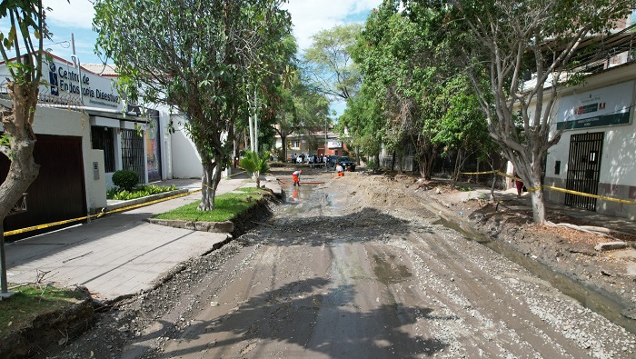 Evacúan aguas en Urb. Club Grau