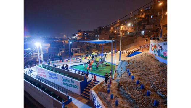Este espacio público estaba abandonado, pero ¡ya lo recuperamos!  Ahora cuenta con juegos infantiles nuevos y una iluminación LED que brinda más seguridad y comodidad para todos.
Los vecinos agradecieron al burgomaestre por la recuperación de este espacio público, que ahora es un punto de encuentro seguro para las familias.