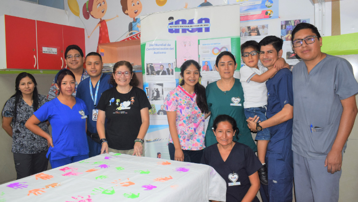 Pacientes crearon mural de manitos pintadas por Día Mundial de Concienciación sobre el Autismo