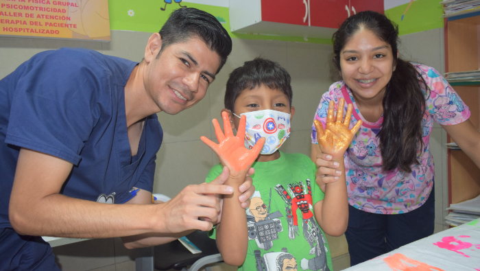 Pacientes crearon mural de manitos pintadas por Día Mundial de Concienciación sobre el Autismo