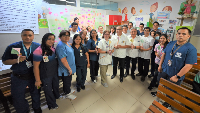 Pacientes crearon mural de manitos pintadas por Día Mundial de Concienciación sobre el Autismo