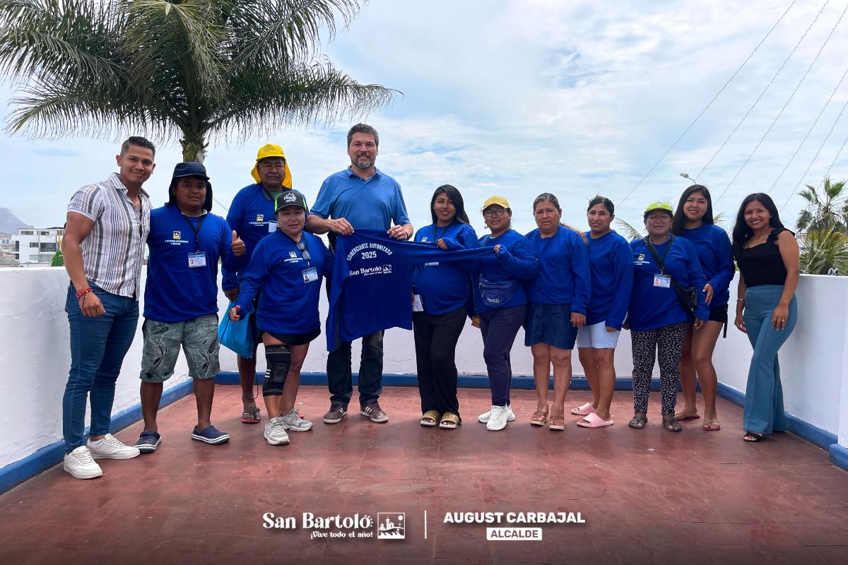 La Municipalidad de San Bartolo entregó polos distintivos a comerciantes autorizados para facilitar su identificación y promover el comercio formal.