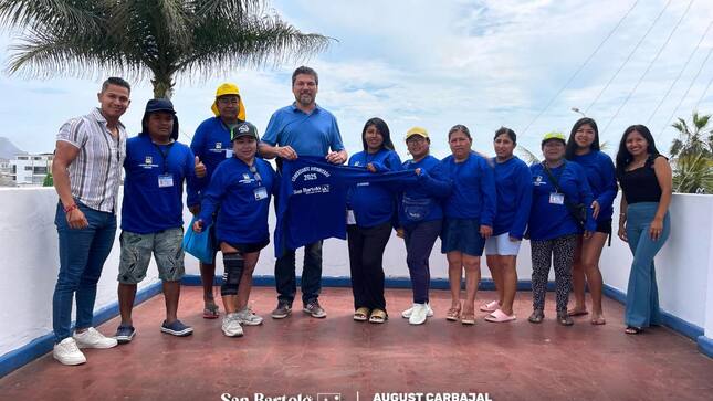 La Municipalidad de San Bartolo entregó polos distintivos a comerciantes autorizados para facilitar su identificación y promover el comercio formal.