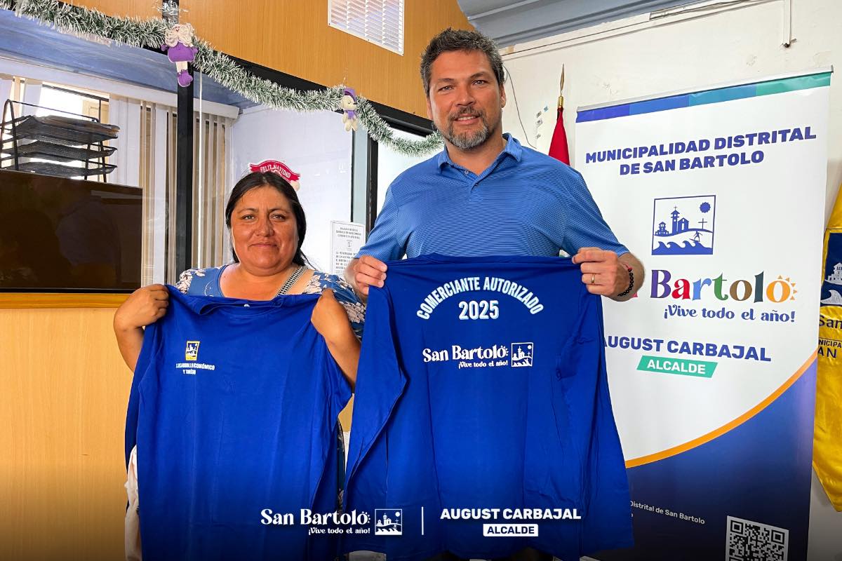 La Municipalidad de San Bartolo entregó polos distintivos a comerciantes autorizados para facilitar su identificación y promover el comercio formal.
