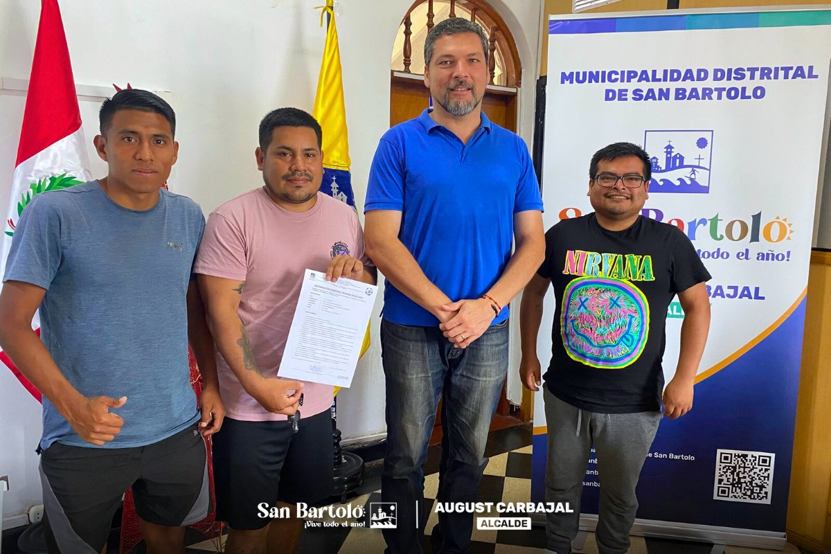 Hinchas de Universitario y Alianza Lima disputaron un partido en el Estadio Municipal con la presencia del alcalde August Carbajal.