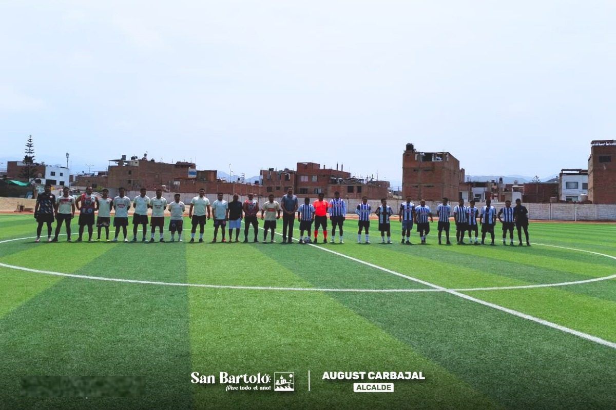 Hinchas de Universitario y Alianza Lima disputaron un partido en el Estadio Municipal con la presencia del alcalde August Carbajal.