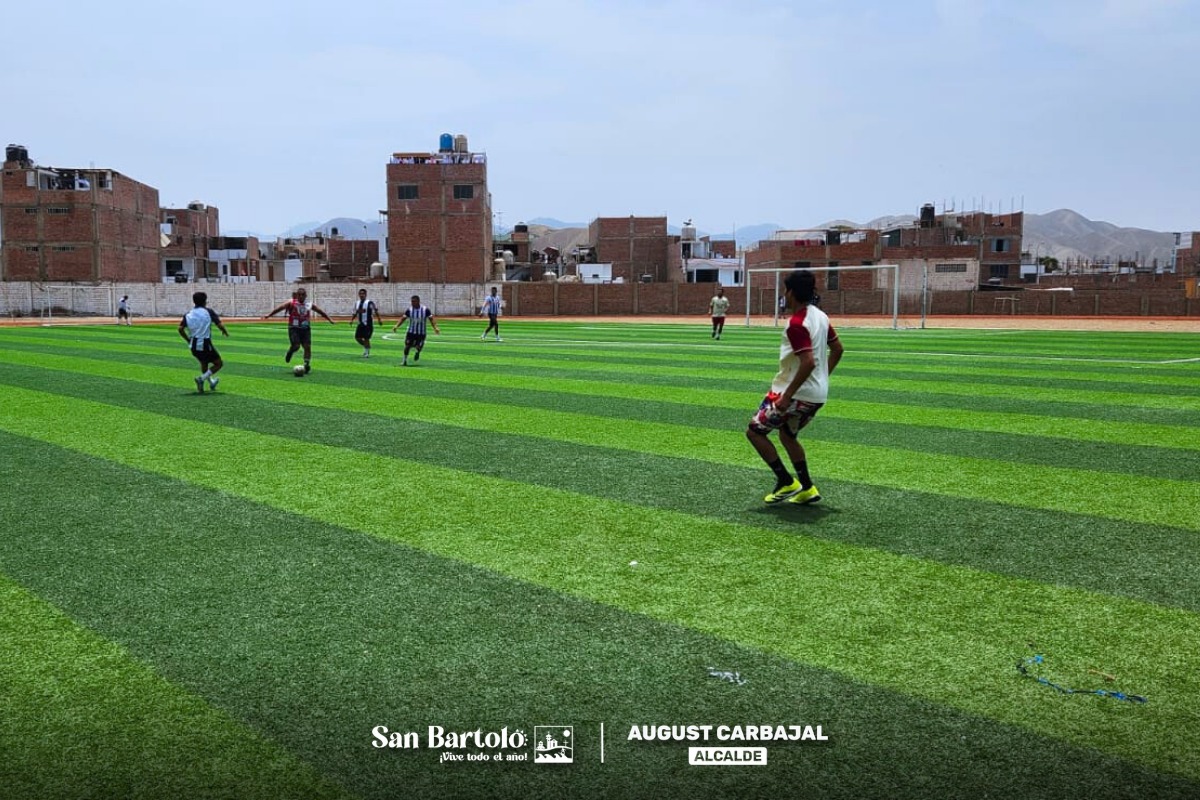 Hinchas de Universitario y Alianza Lima disputaron un partido en el Estadio Municipal con la presencia del alcalde August Carbajal.