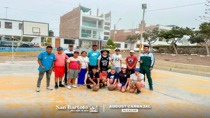 Niños y jóvenes participan en actividades recreativas que fomentan el aprendizaje y la integración en el distrito.