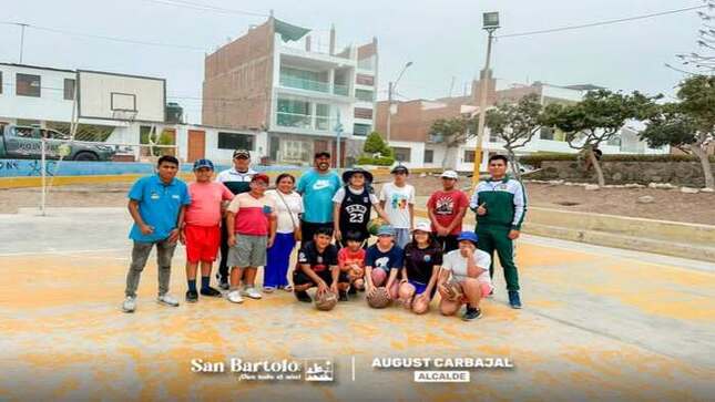 Niños y jóvenes participan en actividades recreativas que fomentan el aprendizaje y la integración en el distrito.