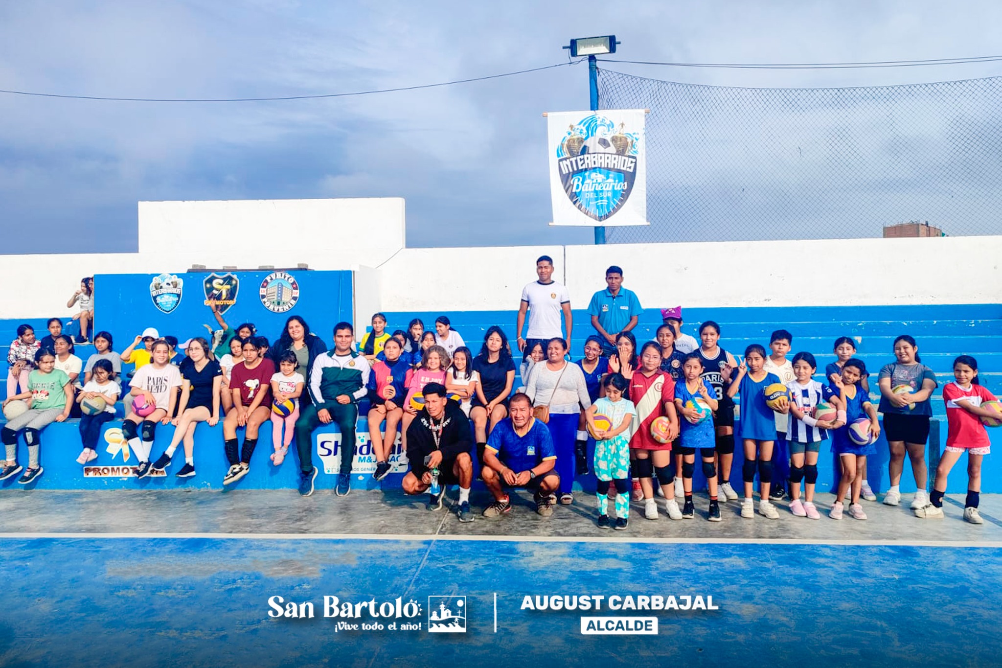 Niños y jóvenes participan en actividades recreativas que fomentan el aprendizaje y la integración en el distrito.
