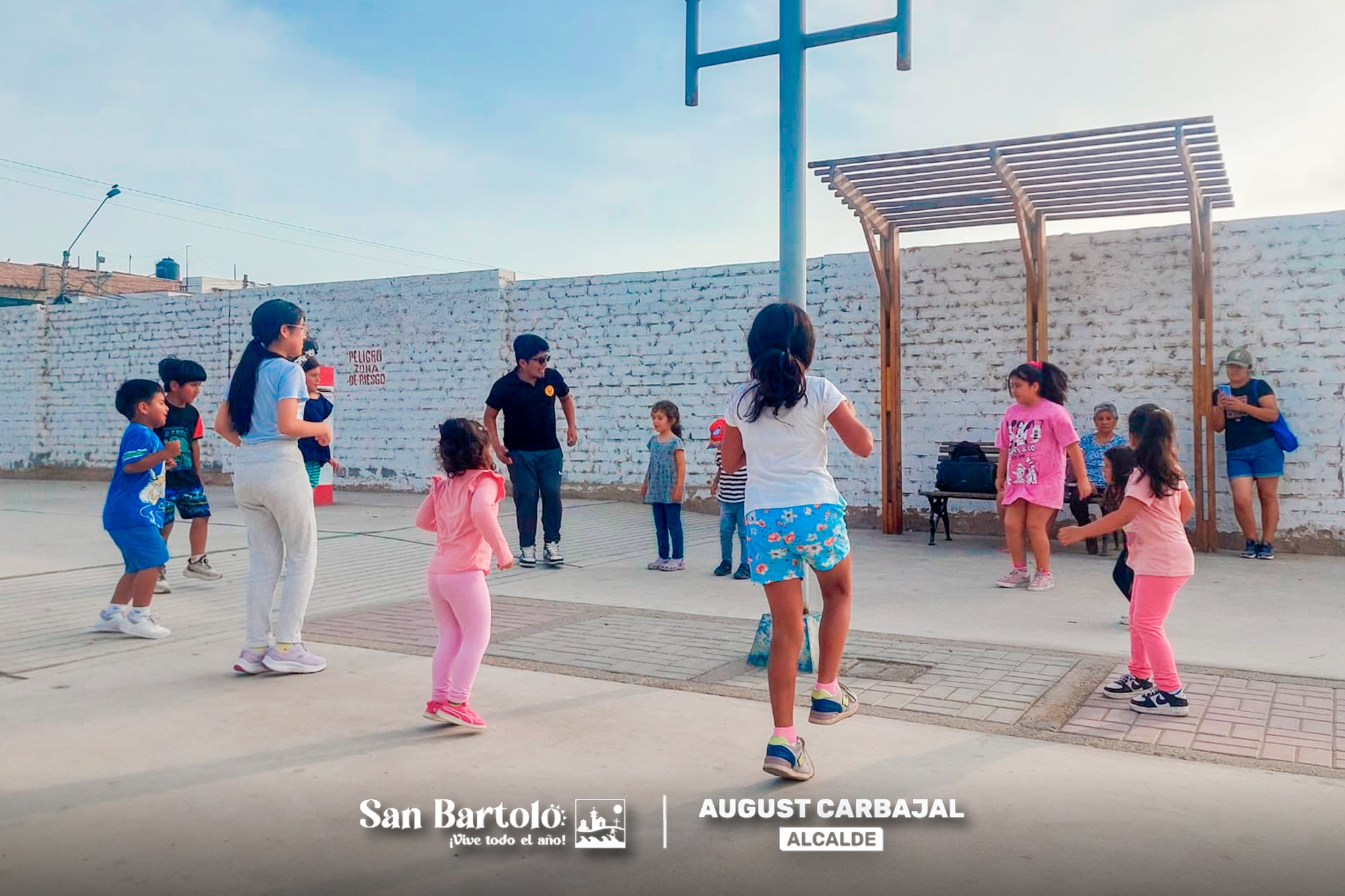 Niños y jóvenes participan en actividades recreativas que fomentan el aprendizaje y la integración en el distrito.