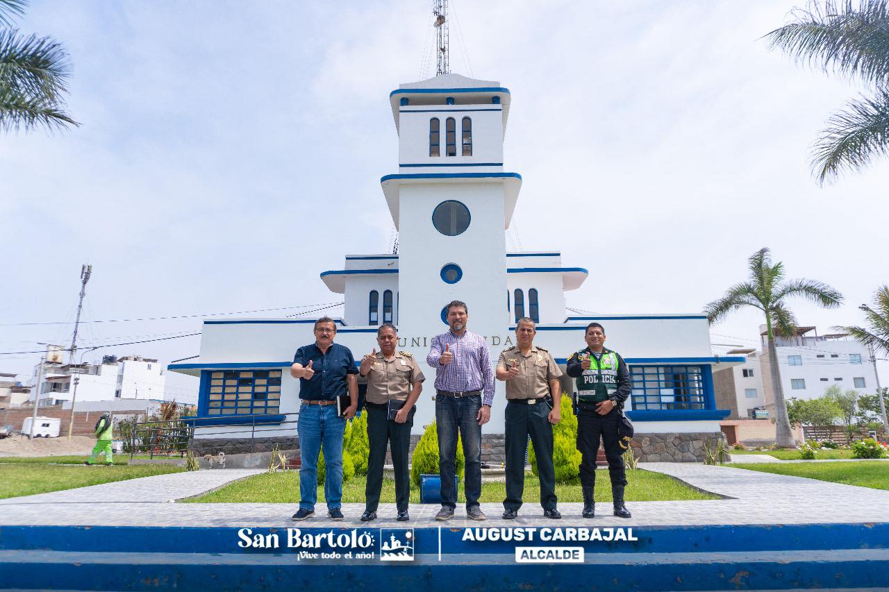 El alcalde August Carbajal se reunió con los nuevos jefes policiales para coordinar acciones en pro de la seguridad ciudadana en el distrito.