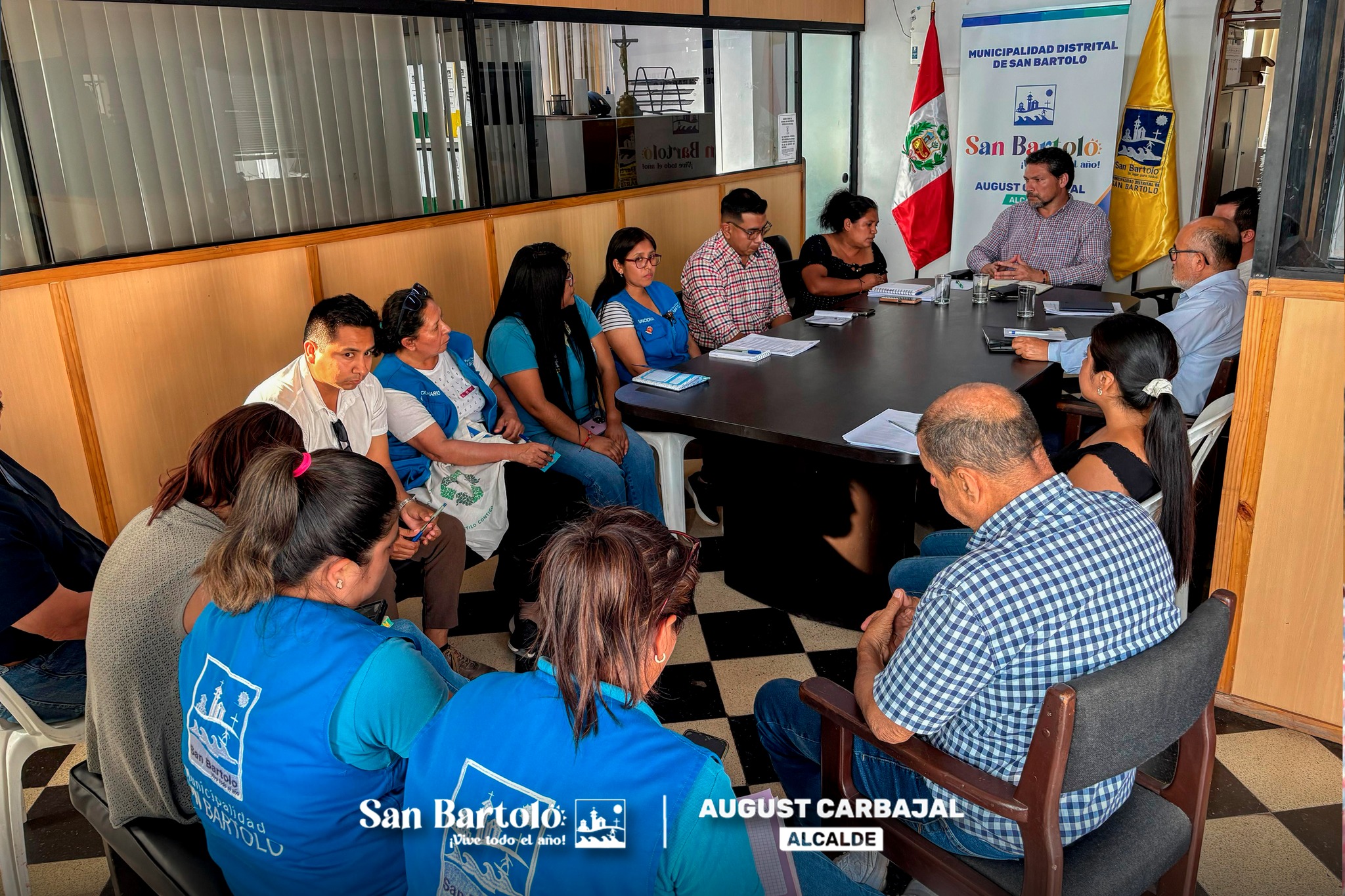 El alcalde August Carbajal y el equipo de regidores trabajan juntos para atender las inquietudes de los vecinos, promoviendo la colaboración y la resolución de necesidades en el distrito.