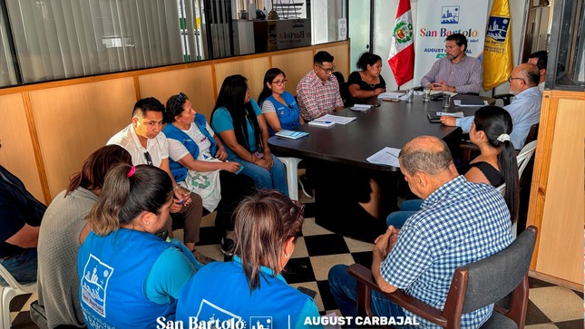 El alcalde August Carbajal y el equipo de regidores trabajan juntos para atender las inquietudes de los vecinos, promoviendo la colaboración y la resolución de necesidades en el distrito.