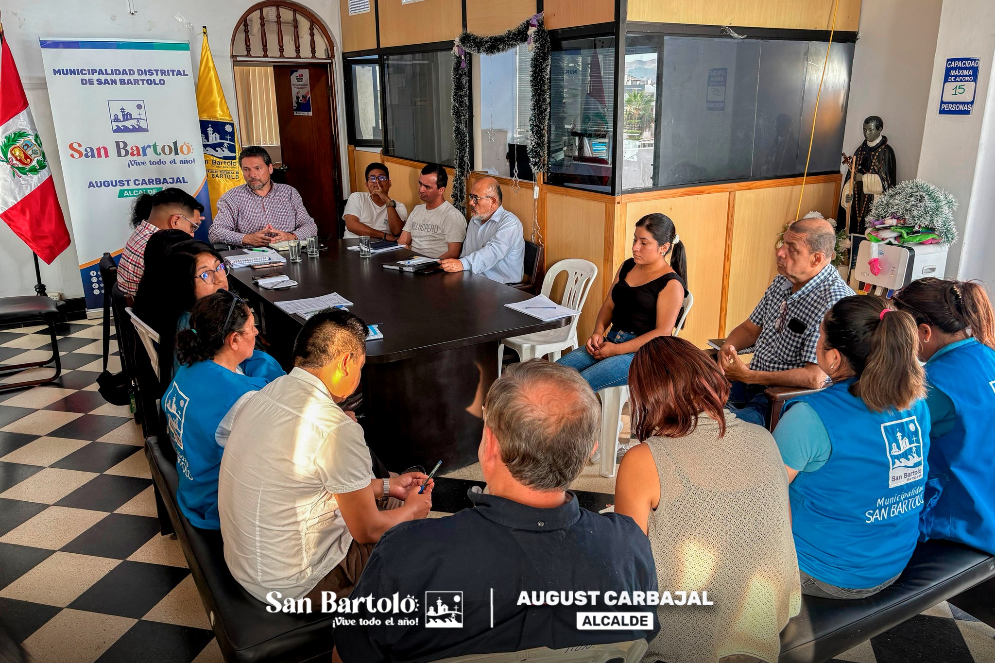 El alcalde August Carbajal y el equipo de regidores trabajan juntos para atender las inquietudes de los vecinos, promoviendo la colaboración y la resolución de necesidades en el distrito.