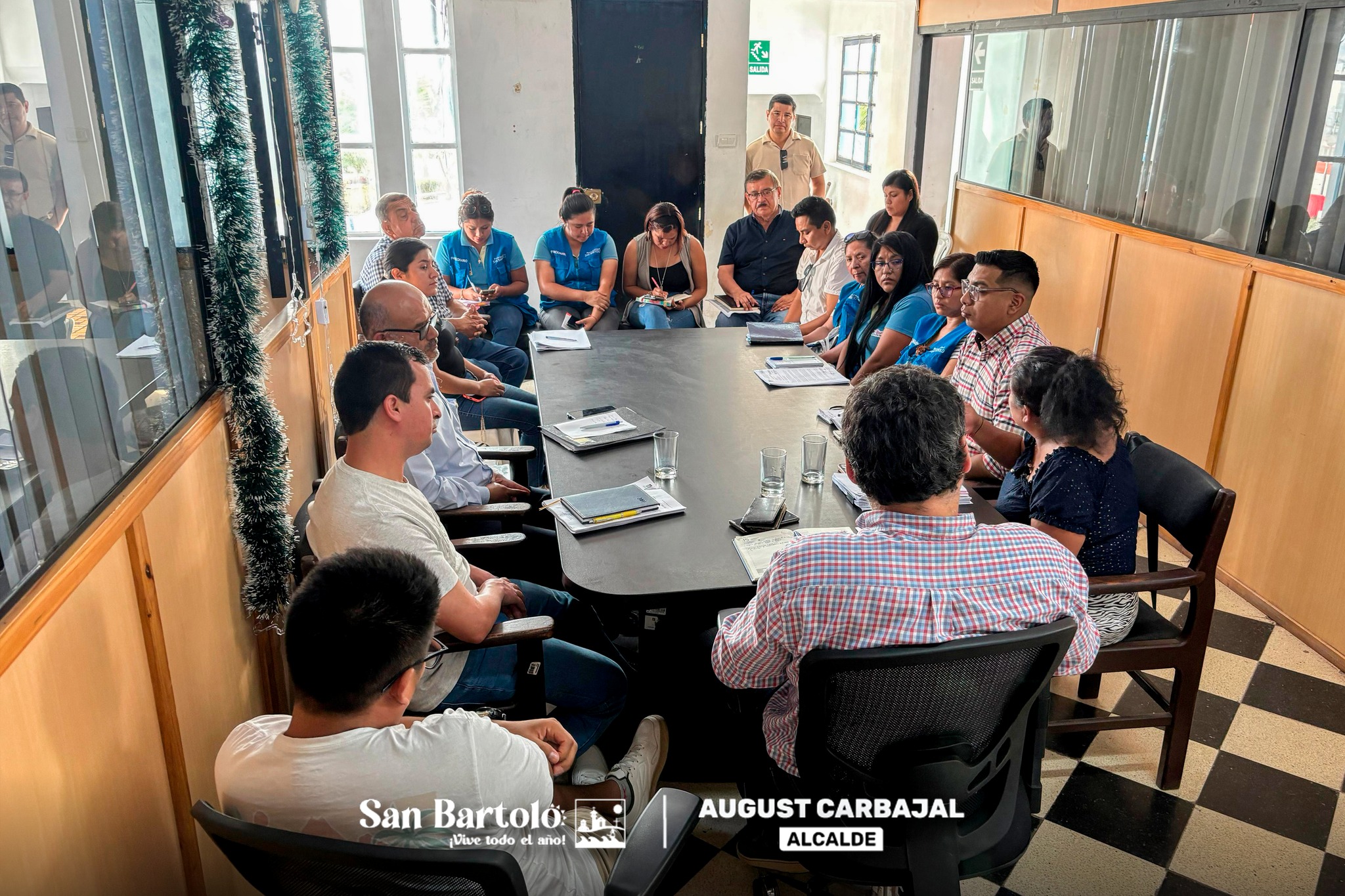 El alcalde August Carbajal y el equipo de regidores trabajan juntos para atender las inquietudes de los vecinos, promoviendo la colaboración y la resolución de necesidades en el distrito.