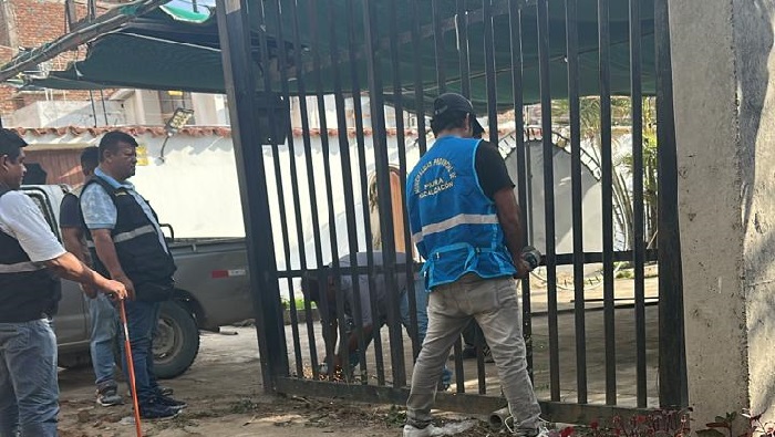 Retiran portón eléctrico ilegal