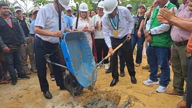 Primera piedra del puente vehicular Pongo Isla.