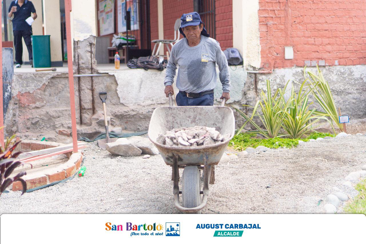 La Municipalidad de San Bartolo realiza trabajos para garantizar un espacio seguro y adecuado para los estudiantes.