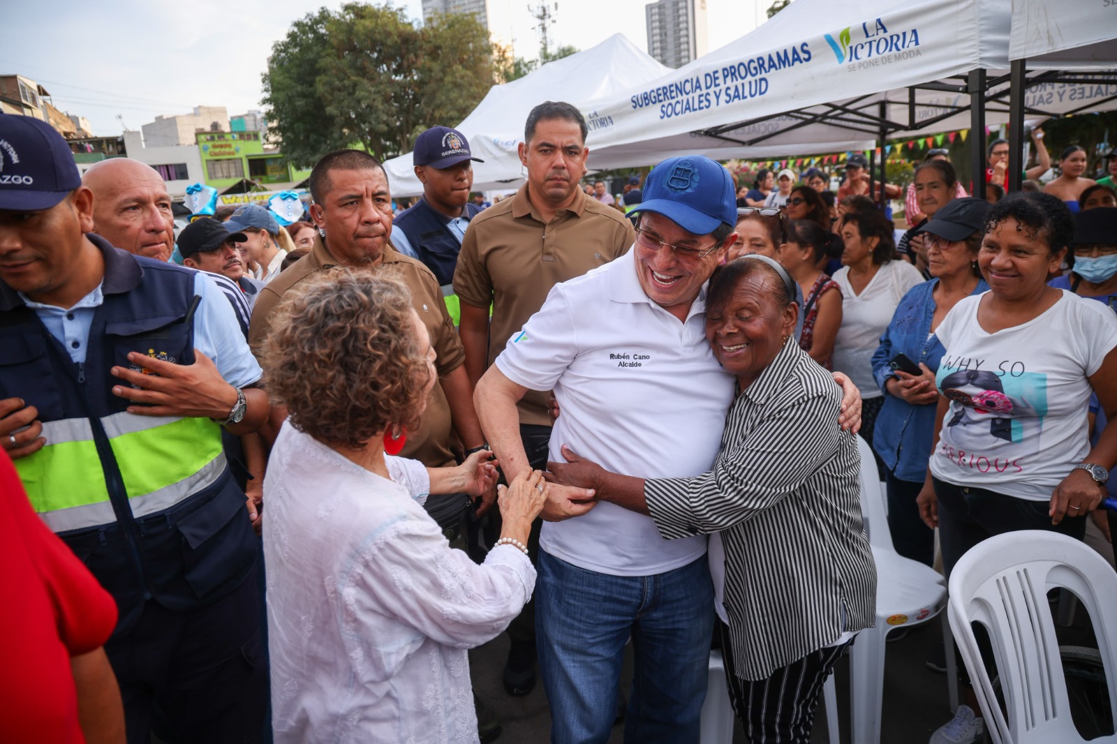 Los vecinos de la zona 31 recibiendo al alcalde