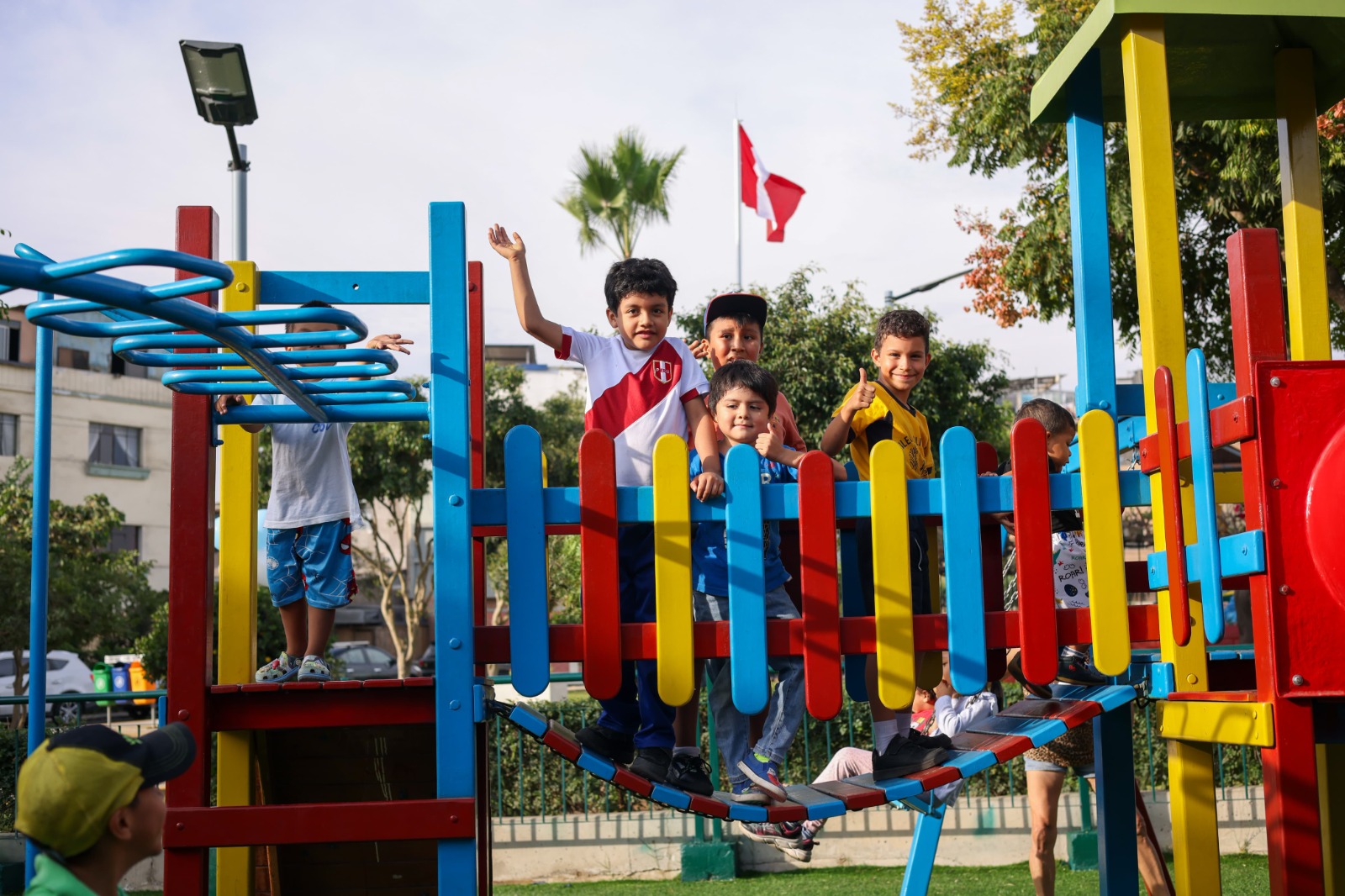 Niños disfrutando de los nuevos juegos infantiles