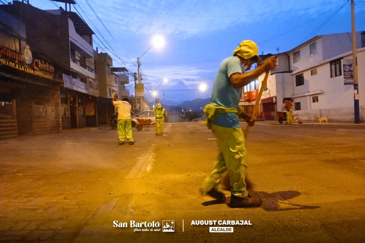 El equipo municipal realizó un barrido durante la madrugada para garantizar espacios limpios y seguros en el distrito.
