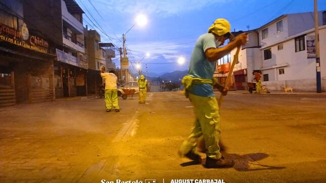 El equipo municipal realizó un barrido durante la madrugada para garantizar espacios limpios y seguros en el distrito.