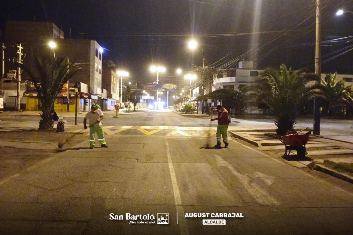 El equipo municipal realizó un barrido durante la madrugada para garantizar espacios limpios y seguros en el distrito.