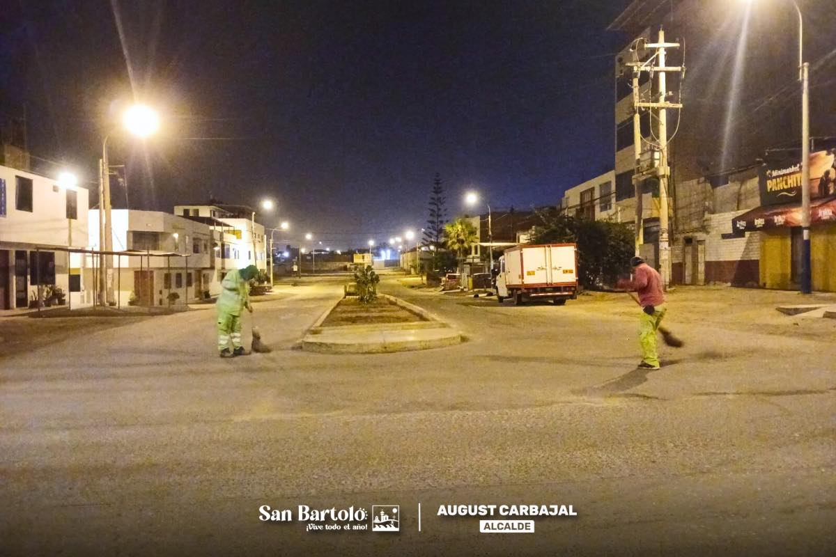 El equipo municipal realizó un barrido durante la madrugada para garantizar espacios limpios y seguros en el distrito.