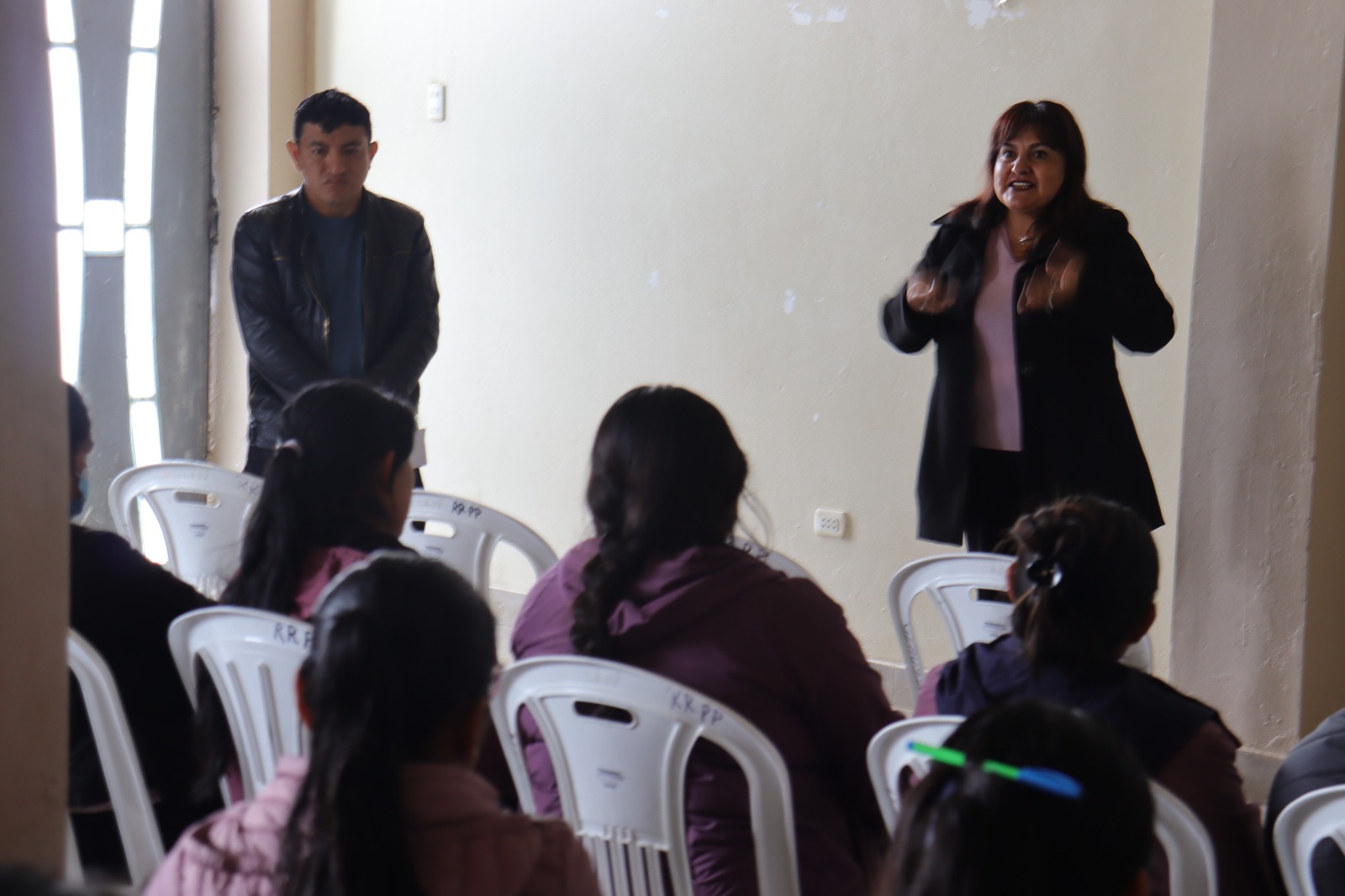 Tras la firma del convenio interinstitucional; la UGEL Huarmaca brindó el apoyo técnico en la jornada de capacitación organizada por la municipalidad distrital, actividad que estuvo dirigida a las promotoras que ofrecen el servicio educativo a niños de 3 a 5 años de edad de la zona rural, lugares donde no se cuenta con instituciones educativas creadas por el Ministerio de Educación.
En la jornada se contó con el apoyo de las especialistas de Educación Inicial, quienes brindaron la asistencia y herramientas pedagógicas necesarias a las promotoras que desempeñan un papel fundamental en los Programas No Escolarizados de Educación Inicial (Pronoei) municipales.
Durante la capacitación, las especialistas compartieron estrategias y herramientas que permitirán a las promotoras mejorar los procesos de enseñanza, enfocadas en el desarrollo integral de los niños. La jornada también proporcionó un espacio de reflexión sobre las particularidades de la educación en contextos rurales, donde el acceso a recursos y materiales educativos suele ser limitado.
Con este programa que se imparte en comunidades rurales se busca asegurar que los niños de edades tempranas también reciban educación de calidad en sus primeros años de formación a pesar de las dificultades geográficas y socioeconómicas.