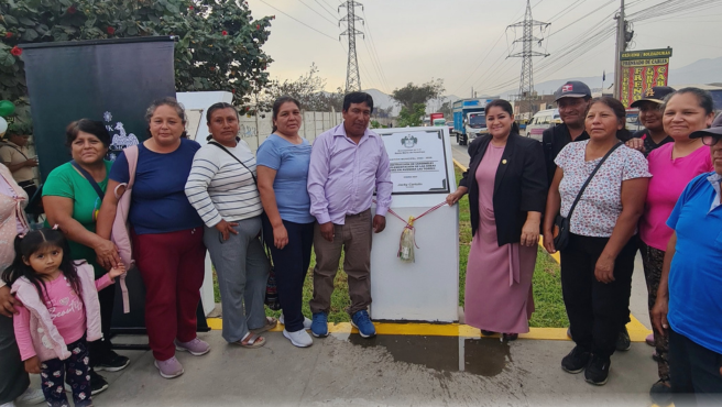Alcaldesa junto a vecinos