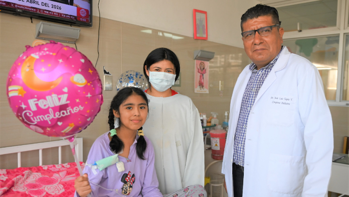 Salvan vida de adolescente luego de extirparle un tumor que comprometía el 90% de su estómago