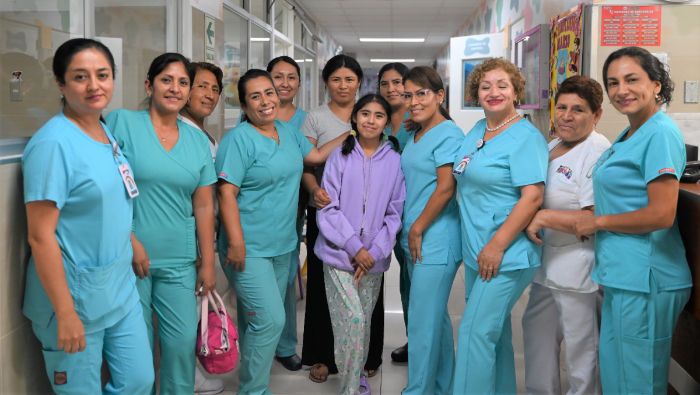 Salvan vida de adolescente luego de extirparle un tumor que comprometía el 90% de su estómago