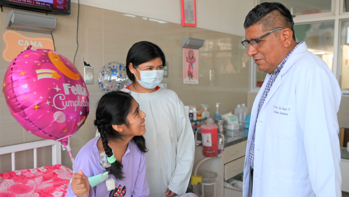 Salvan vida de adolescente luego de extirparle un tumor que comprometía el 90% de su estómago