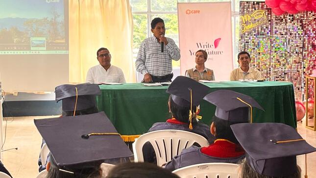 El CEBA LIZARDO MONTERO de la provincia de AYABACA conjuntamente con CARE y la municipalidad de Montero realizaron la clausura del Programa de Alfabetización, es decir la culminación de la primaria.
El profesor Robert William Aguirre Mendoza certificó y reconoció el esfuerzo de las estudiantes, por haber culminado satisfactoriamente el Ciclo Intermedio, demostrando que para estudiar no hay edad. También se les entregó el Certificado oficial por la culminación de sus estudios
