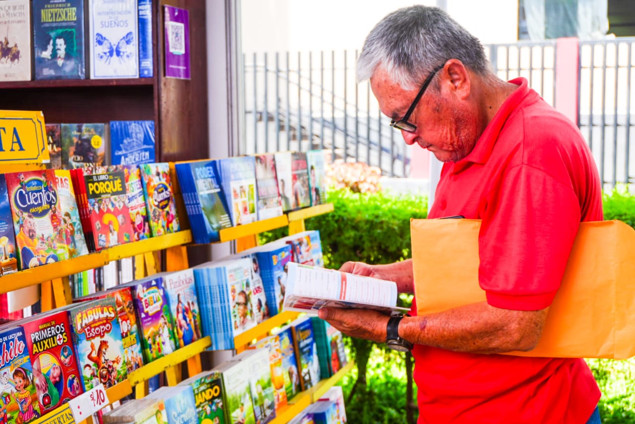 publico en la Feria del Libro