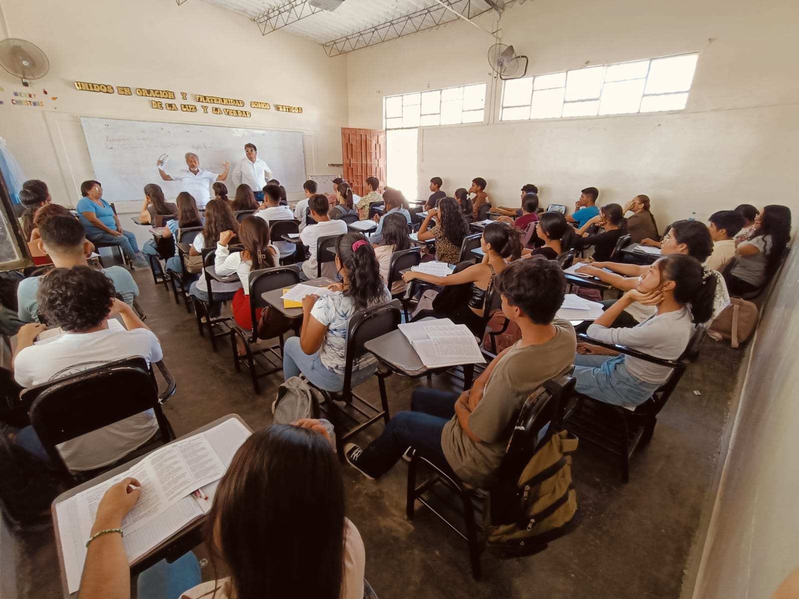 𝟐𝟓 𝐣𝐨́𝐯𝐞𝐧𝐞𝐬 𝐥𝐨𝐠𝐫𝐚𝐧 𝐚𝐜𝐜𝐞𝐝𝐞𝐫 𝐚 𝐁𝐞𝐜𝐚 𝟏𝟖 𝐲 𝐞𝐱𝐚𝐦𝐞𝐧 𝐫𝐞𝐠𝐮𝐥𝐚𝐫 𝐠𝐫𝐚𝐜𝐢𝐚𝐬 𝐚 𝐂𝐄𝐏𝐑𝐄𝐌𝐔𝐍𝐈