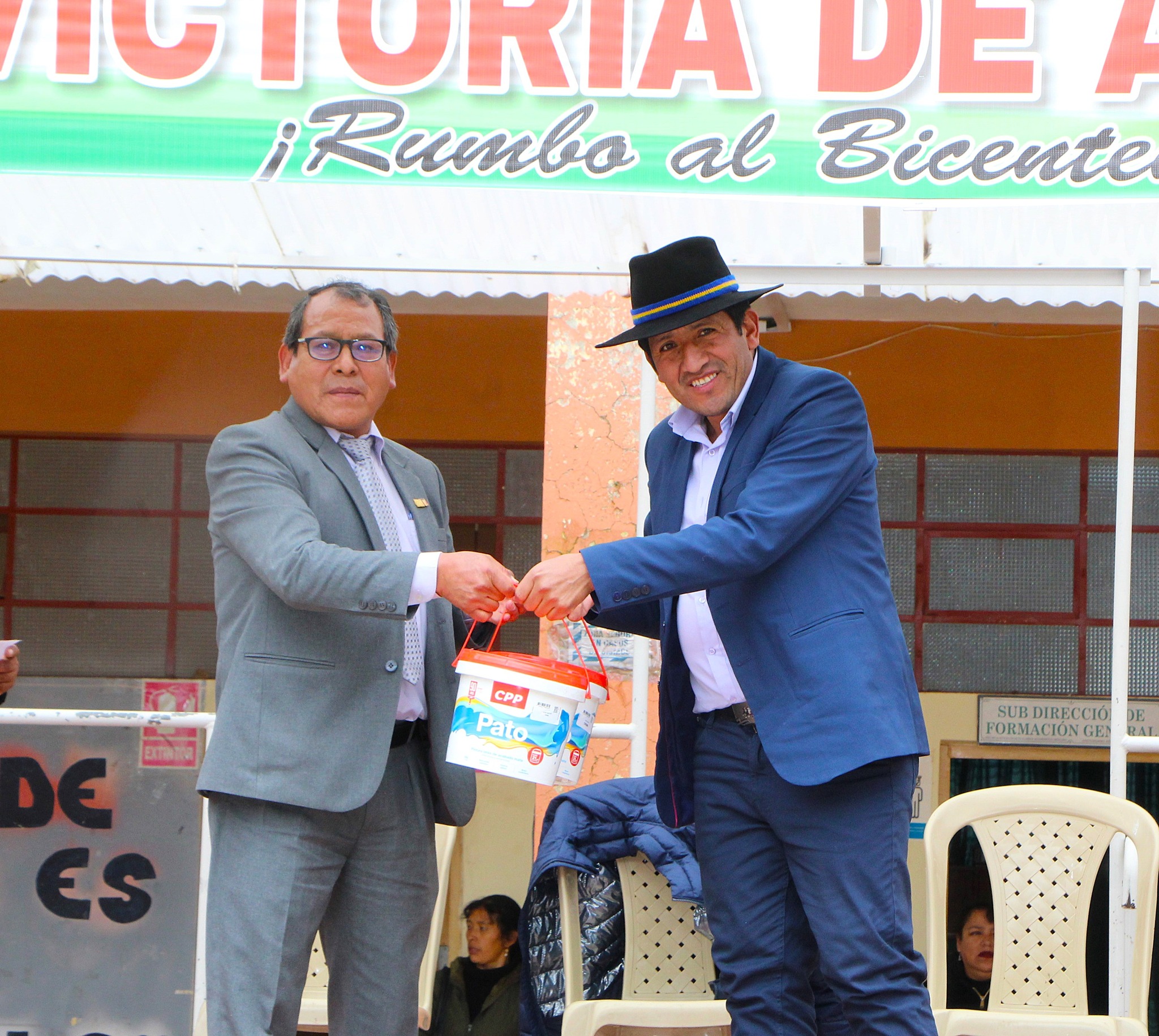 Nota de prensa sobre la entrega de pintura por parte del alcalde de Ascensión al Colegio Nacional La Victoria de Ayacucho para mejorar su infraestructura.